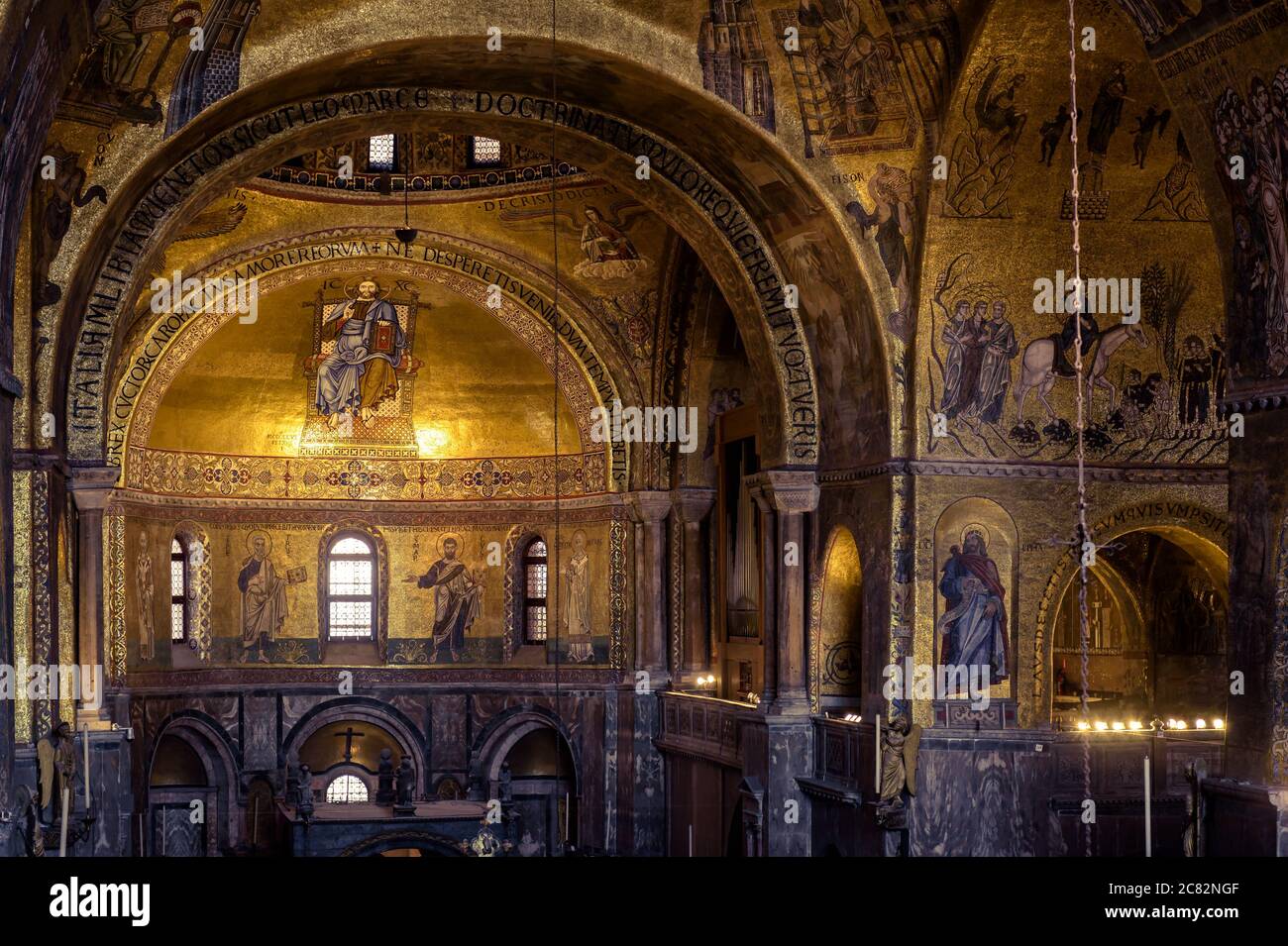 Venedig, Italien - 21. Mai 2017: Goldenes Wandmosaik im Inneren des Markusdom oder Markusbasilika,`s ist ein großes altes Wahrzeichen von Venedig. Interieur des berühmten St Mar Stockfoto